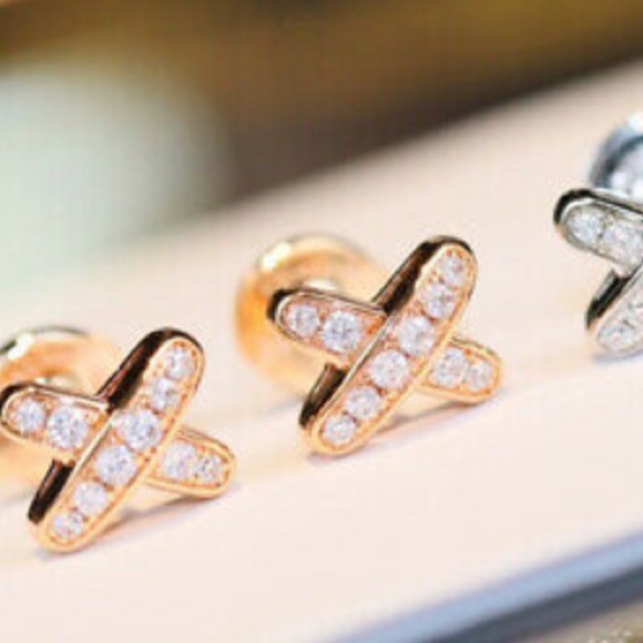 Jewelry - New 18k gold plated Unique Stud Earrings